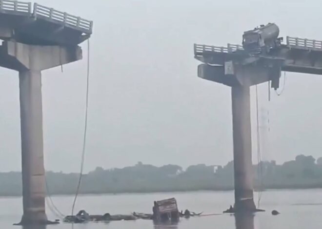 India: colapsó un puente y varios vehículos cayeron al agua India: colapsó un puente y varios vehículos cayeron al agua