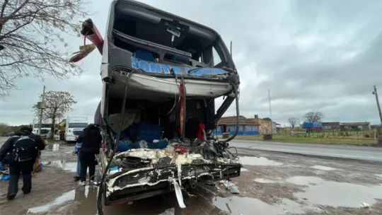Choque entre micro y camión en Santa Fe: murieron tres chaqueños y hay varios heridos