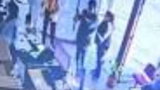 Un hombre ingresó con un pico a la oficina de la empresa proveedora de energía y rompió todo lo que se encontró en su camino Un hombre ingresó con un pico a la oficina de la empresa proveedora de energía y rompió todo lo que se encontró en su camino
