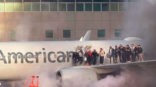 Un avión de American Airlines se incendió antes de despegar y evacuaron a 173 pasajeros en Denver Un avión de American Airlines se incendió antes de despegar y evacuaron a 173 pasajeros en Denver