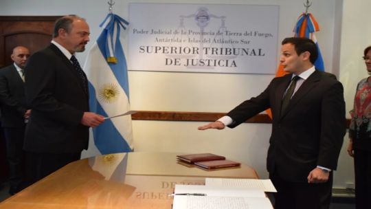 Investigan por explotación sexual infantil al camarista Leonelli: allanaron su despacho y su casa en Tierra del Fuego Investigan por explotación sexual infantil al camarista Leonelli: allanaron su despacho y su casa en Tierra del Fuego