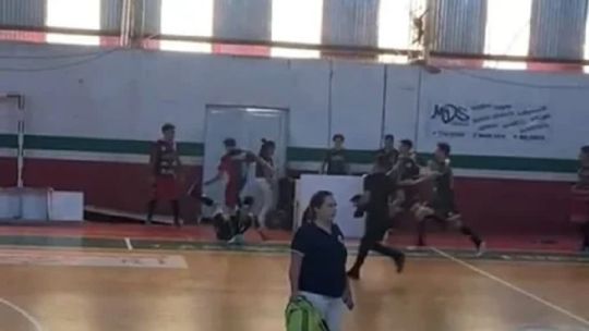 Escándalo en el Fútbol de Salón de Corrientes: sanciones ejemplares a equipos e hinchas tras una batalla campal Escándalo en el Fútbol de Salón de Corrientes: sanciones ejemplares a equipos e hinchas tras una batalla campal