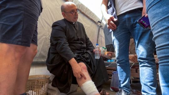 Israel bombardeó la única iglesia católica en Gaza: dos muertos y el párroco argentino Gabriel Romanelli herido