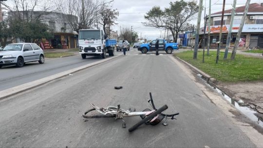 Un camión atropelló y mató a un ciclista en La Plata: el conductor se dio a la fuga Un camión atropelló y mató a un ciclista en La Plata: el conductor se dio a la fuga