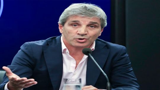 Luis Caputo acusó a la oposición de querer romper el déficit fiscal: "Hay que penalizarlos"