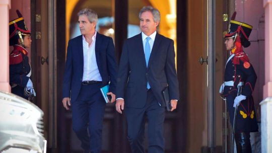 El Gobierno lanza una "licitación irregular" para contener la avalancha de pesos tras el fin de las LEFI El Gobierno lanza una "licitación irregular" para contener la avalancha de pesos tras el fin de las LEFI