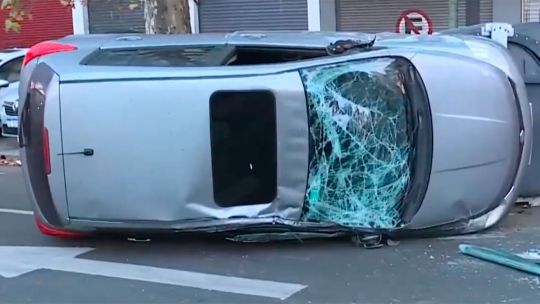 Una camioneta chocó e hizo volcar a un auto en Villa Crespo, escapando a toda velocidad Una camioneta chocó e hizo volcar a un auto en Villa Crespo, escapando a toda velocidad