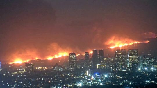 Empresa eléctrica anunció que pagará indemnizaciones por los incendios en Los Ángeles Empresa eléctrica anunció que pagará indemnizaciones por los incendios en Los Ángeles