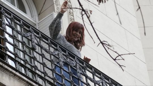De la cama al living: Cristina Kirchner cumple 20 días de prisión domiciliaria, y se diluye el "efecto balcón" De la cama al living: Cristina Kirchner cumple 20 días de prisión domiciliaria, y se diluye el "efecto balcón"