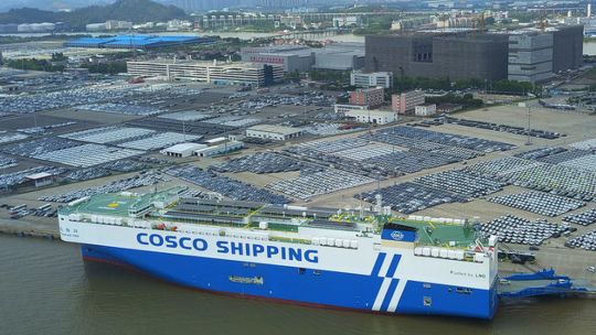 El futuro envidia a China: llegó a Grecia el "Yuan Hai Kou”, un gigante a energía solar con 4 mil autos a bordo...