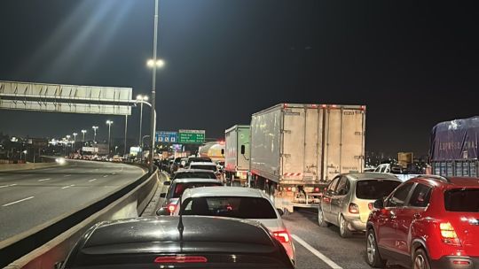 Sorpresivo piquete en ambas manos de la autopista Buenos Aires-La Plata generó caos y demoras Sorpresivo piquete en ambas manos de la autopista Buenos Aires-La Plata generó caos y demoras