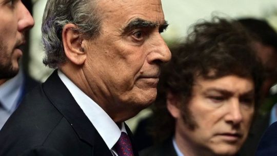 Milei reunió a su Gabinete: previa de la sesión en Senado y saludó a transeúntes