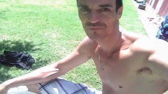Un motociclista murió decapitado tras cruzar un cable atravesado entre dos árboles