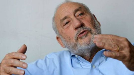 El Nobel Stiglitz hará enojar al 'nobel' Milei: "Argentina está a las puertas de otra crisis"