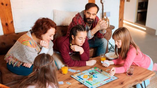 Vacaciones de invierno 2025: Para ir al cine y a cenar, una familia de cuatro necesita casi $130 mil