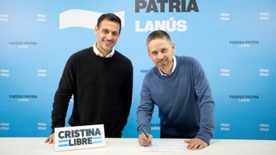 El intendente que presentó a su candidato con el cartel de "Cristina libre" arriba de la mesa