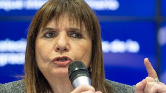Patricia Bullrich cuestionó las candidaturas testimoniales, pero no habló del caso de Manuel Adorni: "El que se presenta, tiene que asumir" Patricia Bullrich cuestionó las candidaturas testimoniales, pero no habló del caso de Manuel Adorni: "El que se presenta, tiene que asumir"