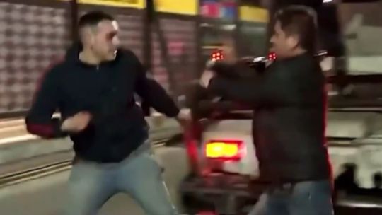 'Alcohólicos anónimos', a las trompadas en Juan B. Justo: la insólita pelea tras un control policial 'Alcohólicos anónimos', a las trompadas en Juan B. Justo: la insólita pelea tras un control policial