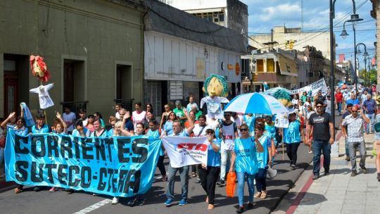 Corrientes: ¿Los docentes y estatales tienen los sueldos más altos del NEA o sufren "precarización"? Corrientes: ¿Los docentes y estatales tienen los sueldos más altos del NEA o sufren "precarización"?
