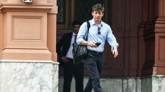Piden que Santiago Caputo rinda cuentas como funcionario público ante la Oficina Anticorrupción Piden que Santiago Caputo rinda cuentas como funcionario público ante la Oficina Anticorrupción