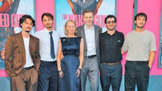 Pamela Anderson y Liam Neeson se presentaron con familia ensamblada Pamela Anderson y Liam Neeson se presentaron con familia ensamblada