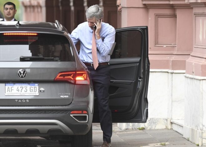 El Banco Central obliga a los bancos a vender dólar futuro y envía una señal de devaluación El Banco Central obliga a los bancos a vender dólar futuro y envía una señal de devaluación