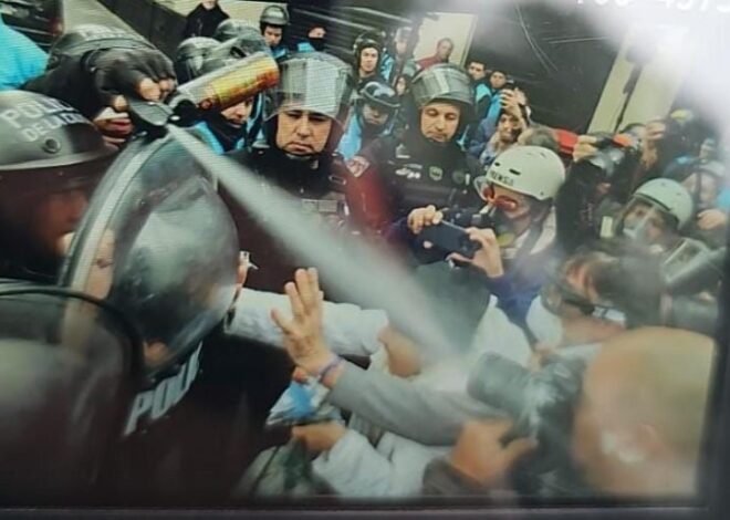 El gobierno reprimió en la marcha de los jubilados y hubo dos periodistas heridos El gobierno reprimió en la marcha de los jubilados y hubo dos periodistas heridos