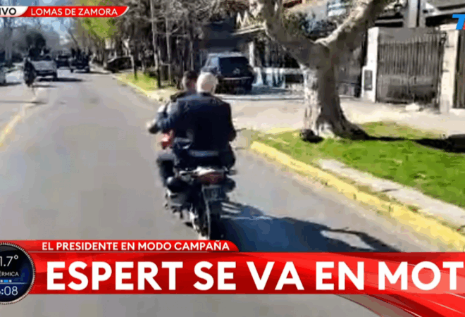 En medio de insultos, Espert se escapó de la caravana de Milei en moto y sin casco En medio de insultos, Espert se escapó de la caravana de Milei en moto y sin casco