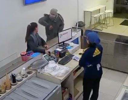 Entró, agredió a una mujer y robó la caja: brutal asalto en una heladería en Mar del Plata Entró, agredió a una mujer y robó la caja: brutal asalto en una heladería en Mar del Plata