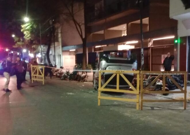 Un conductor perdió el control de su auto y chocó contra ocho motos estacionadas Un conductor perdió el control de su auto y chocó contra ocho motos estacionadas