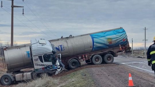 Choque fatal: fallecieron dos integrantes de la comitiva del gobernador de Neuquén mientras viajaban a una ceremonia oficial Choque fatal: fallecieron dos integrantes de la comitiva del gobernador de Neuquén mientras viajaban a una ceremonia oficial