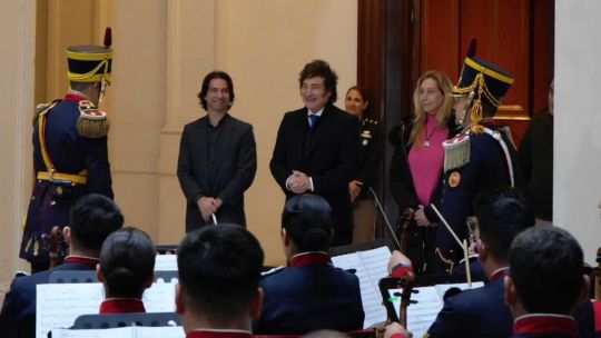 La campaña se conmueve con el escándalo que golpea a los hermanos Milei