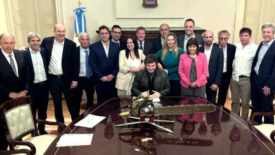 Por primera vez, dos ministros superan en imagen a Milei, que registra una baja alarmante en una nueva encuesta