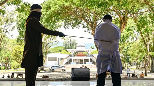 Indonesia: dos hombres fueron brutalmente azotados en público por mantener relaciones