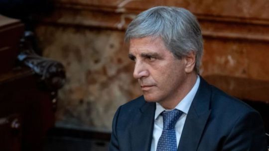 Caputo enfrenta un nuevo test para domar al dólar: vence deuda por más de $13 billones