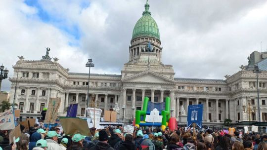Tras el freno del gobierno a la ley de emergencia en discapacidad, hubo enfrentamientos en las afueras del Congreso