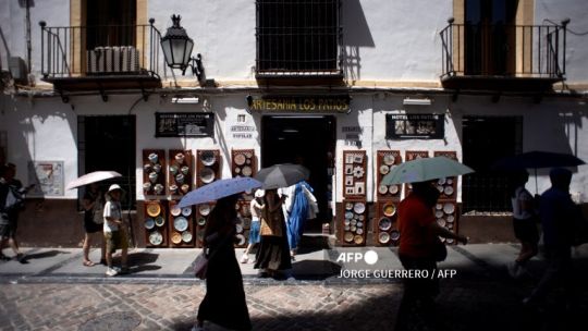 España sufre una intensa ola de calor con temperaturas que superan los 42 grados España sufre una intensa ola de calor con temperaturas que superan los 42 grados