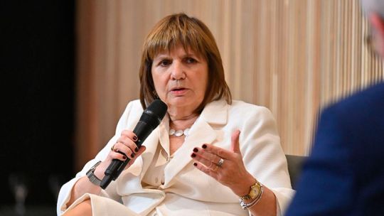 En modo "ministro de guerra cultural", Bullrich defendió el modelo en Córdoba