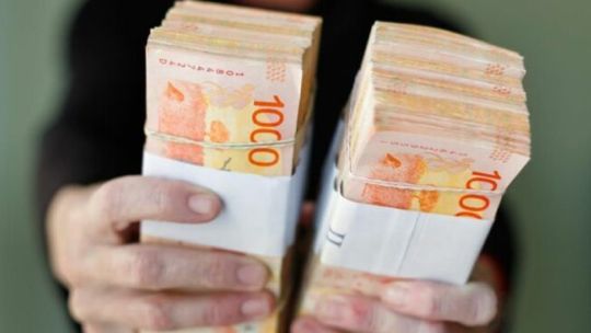 El significado de ordenar los billetes de $1000 "cabeza con cabeza", según los expertos