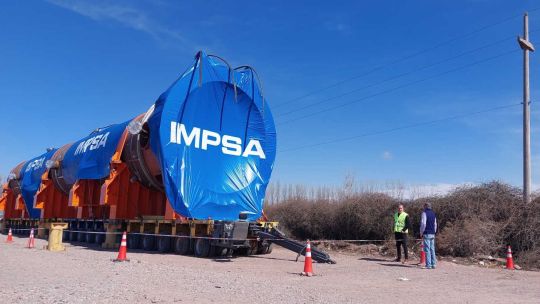 Luego de quedar varias horas varado en la ruta, el reactor de IMPSA vuelve a circular rumbo a YPF