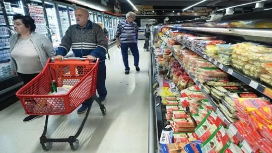 “Las personas pagan del total de la compra de supermercados el 45% con tarjeta de crédito” “Las personas pagan del total de la compra de supermercados el 45% con tarjeta de crédito”
