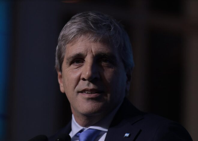 Caputo le habló al “mercado” y advirtió que venderá “hasta el último dólar” para defender el techo de la banda Caputo le habló al “mercado” y advirtió que venderá “hasta el último dólar” para defender el techo de la banda