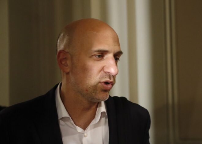 Caputo acusó a Yacobitti de cobrar "seis veces más" que un ministro, pero lo dejaron en ridículo
