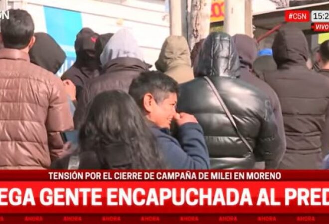 Una patota de encapuchados entró al acto de Milei con la complicidad de la policía Una patota de encapuchados entró al acto de Milei con la complicidad de la policía