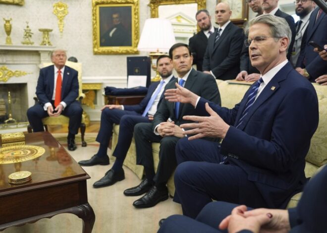 El gabinete de Trump dividido entre técnicos y MAGA por el préstamo a la Argentina