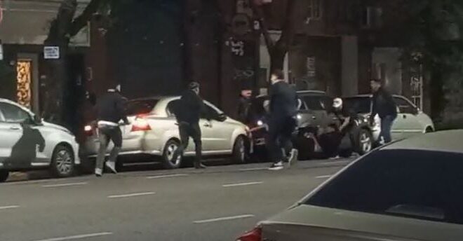 Video: el momento de la pelea que dejó dos jóvenes apuñalados a la salida de un boliche en Palermo Video: el momento de la pelea que dejó dos jóvenes apuñalados a la salida de un boliche en Palermo