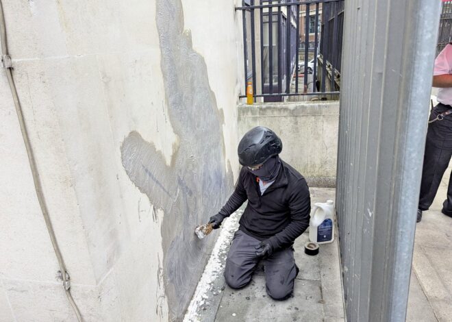 Borraron el mural de Banksy en el que un juez golpeaba a un manifestante