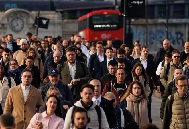 Cómo Reino Unido endurecerá los requisitos para que los migrantes obtengan la residencia permanente