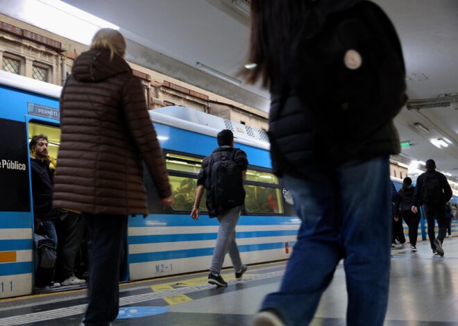 Los trenes en la Ciudad y el conurbano circulan a 30km/h por una medida gremial Los trenes en la Ciudad y el conurbano circulan a 30km/h por una medida gremial