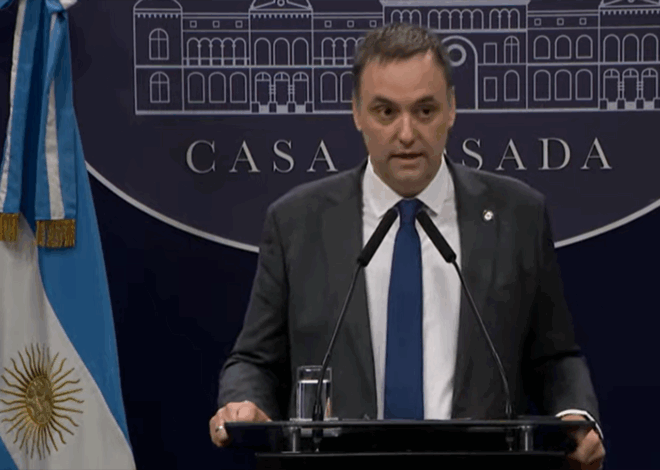 Adorni reapareció en una conferencia después de semanas para dar detalles del presupuesto